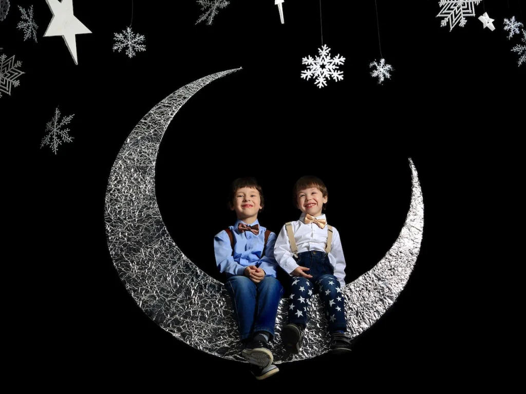 chłopcy-dzieci-w-gwiazdach-na-księżycu