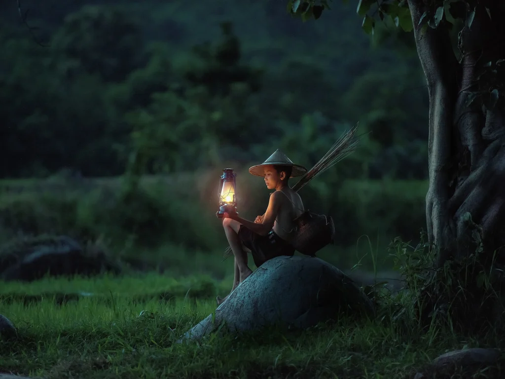 chlopiec-natura-spokoj-swieze-powietrze