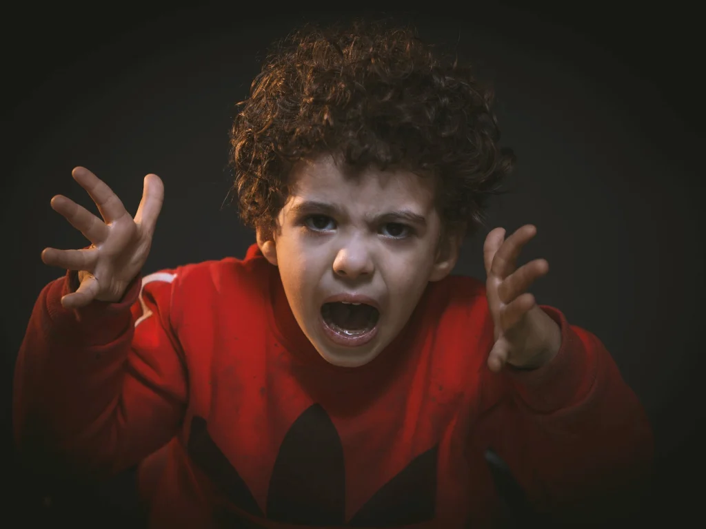 krzyczacy-chlopczyk-trudne-emocje-u-dzieci