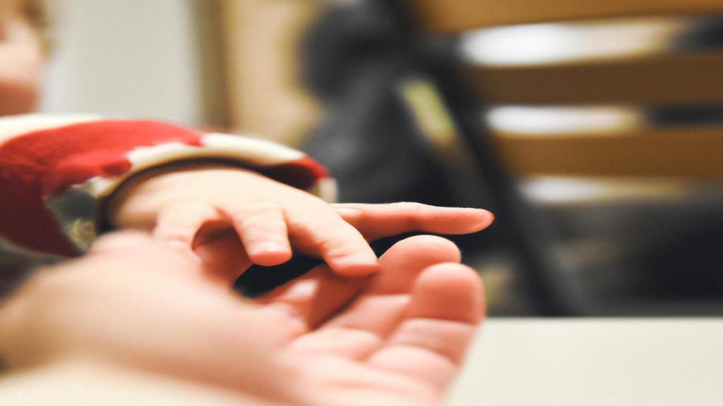 Kiedy dziecko wyciąga rączki do rodziców?